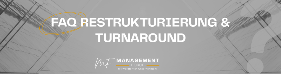 Headergrafik mit dem Text „FAQ Restrukturierung & Turnaround“ im Management-Force-Design mit grauem Hintergrund und dezenten Linienstrukturen.
