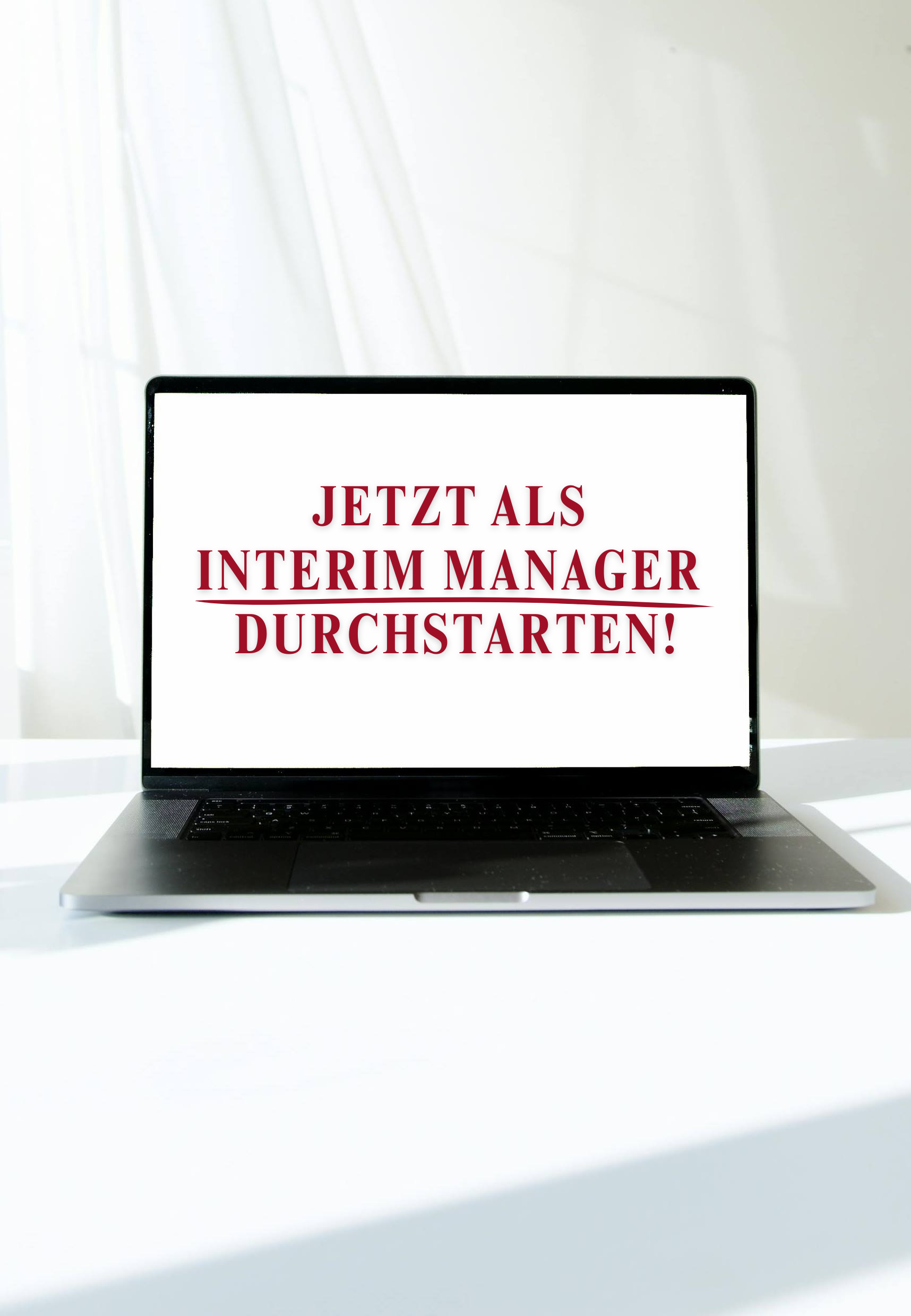 Interim Manager durchstarten – Laptop Motiv Laptop mit Schriftzug ‚Jetzt als Interim Manager durchstarten‘ – Mentoring Hinweis