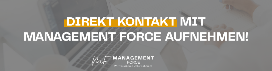 Kontaktbereich von Management Force mit dem Hinweis „Direkt Kontakt mit Management Force aufnehmen“ und Büroarbeitsmotiv im Hintergrund